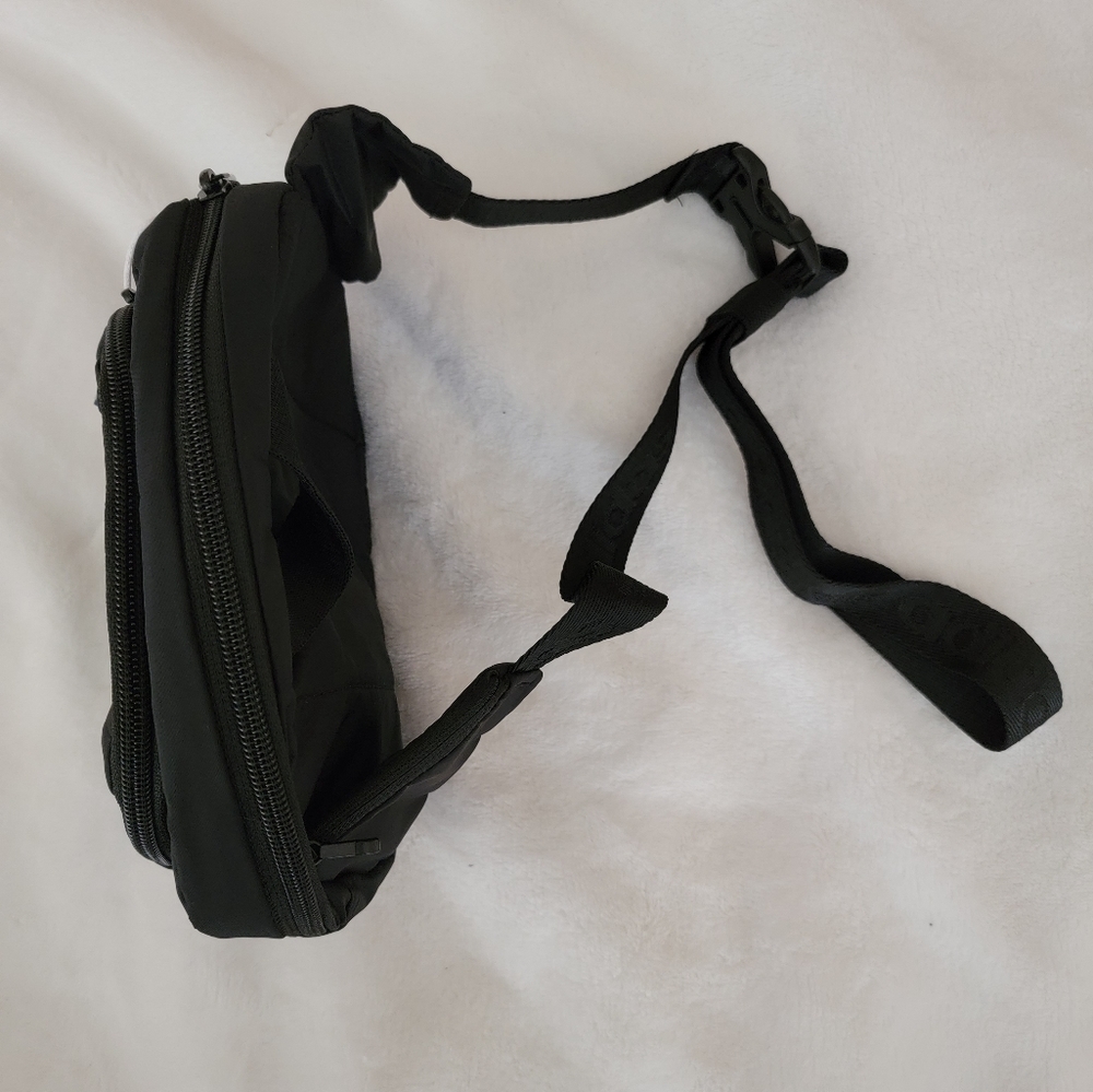 Adidas Sports Waist Bag NWT - Picture 9 of 10